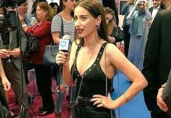 Hazal Kaya, göğüs dekolteli kıyafetiyle nefes kesti!