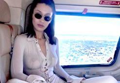 Sütyensiz Bella Hadid Instagram'ı salladı!