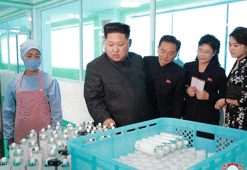 Kim Jong-un'dan dünyaya eşiyle mesaj!