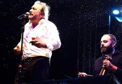 Yağmur altında konser verdi!