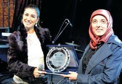 Limonu saçına sürdü