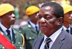 Zimbabve'de Mugabe yardımcısını kovdu, eşine yol açtı