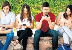 Telefon bağımlılığı anne ve babadan!