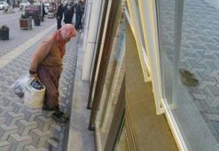 Yaşlı kadın, bankaya çamurlu ayakkabılarını çıkarıp girdi