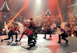 Yerçekimine kafa tutan dansçılar