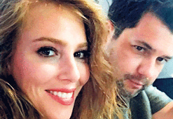 Sevgilisi öpüşünce salonu terk etti
