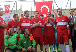 Efsaneler mahkumlarla maç yaptı