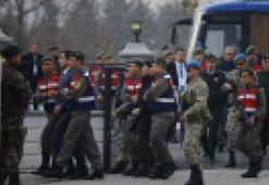 Darbeciler birbirine düştü