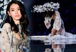 Yılın şovunda yere düştü ve kalkamadı!