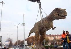 AOÇ kavşağındaki dinozor maketi kaldırıldı