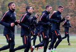 Shakhtar Donetsk otobüsünü durduran holiganlar, futbolcuları tehdit etti