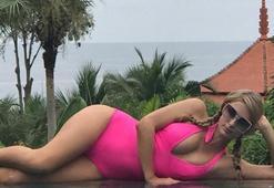 Paris Hilton'dan seksi havuz pozu!