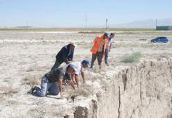 Konya'da oluşan dev obruklar köylüleri tedirgin ediyor