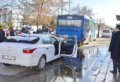 Otomobil belediye otobüsüne çarptı: 7 yaralı