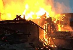 Kastamonu’da iki katlı ahşap bina yangında küle döndü