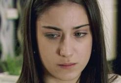 Hazal Kaya acı haberle yıkıldı!