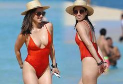 Seksi oyuncu Olivia Munn kırmızı mayosuyla nefes kesti!