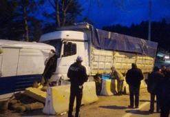 Kamyon, polis uygulama noktasına girdi