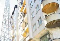 İki apartman arasına yüksek gerilim hattı
