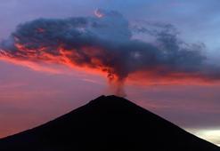 Agung Yanardağı yeniden kül püskürtmeye başladı
