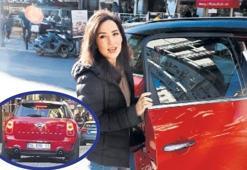 Plakada Kayahan yazıyor