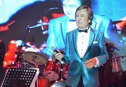Erol Evgin dört dilde şarkı söyledi!