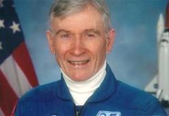 Efsanevi NASA astronotu John Young hayatını kaybetti