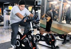 Suriyeli ayakkabı boyacısı çocuğa ömür boyu üyelik