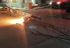 Avcılar'da yüksek gerilim hattına takılan vinç elektrik direğini devirdi