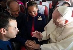 Papa uçakta iki kabin görevlisini evlendirdi
