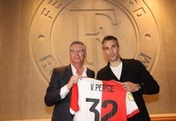 Robin van Persie imzayı attı