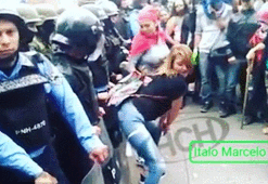 Polise karşı arkasını dönüp bunu yaptı!