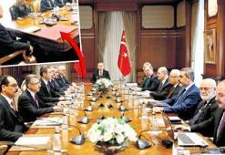 Zirvedeki kırmızı dosya