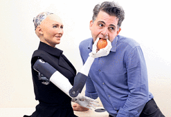 Robot Sophia Türkiye’ye geliyor