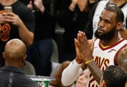 LeBron 30 bin sayı barajını aşan en genç oyuncu oldu