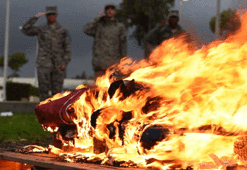 ABD askeri İncirlik Üssü'nde bayrak yaktı!