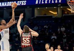 Anadolu Efes evinde kazandı