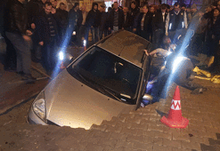 Birden çöken yolun içine düştü
