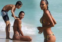 Utanınca hemen ayrıldı! İşte o anlar...