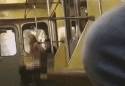 ŞOK! Metroda herkesin gözü önünde cinsel ilişkiye girdiler!