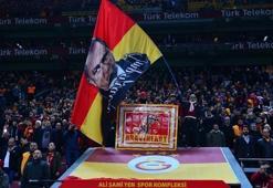 Taraftarlardan Gomis’e pankartlı destek