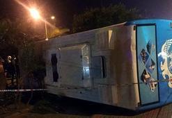 Maç dönüşü askerleri taşıyan midibüs devrildi