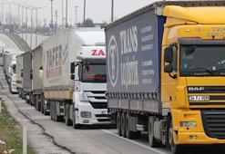 Sınır kapısında kuyruk 10 kilometreye ulaştı