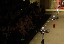 Milano'da ilginç defile! Drone ile tanıtıldı