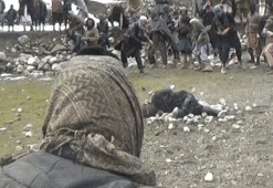 ŞOK! 'Zina yaptı' diye onlarca erkek tarafından...