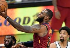 LeBron Cavs'ı triple-double ile sırtladı