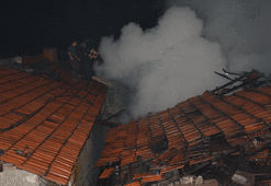 Sobayı tutuştururken elinden düşürdüğü kibrit 2 evi yaktı