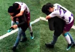 Sakatlanan futbolcusunu sırtında taşıdı