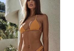 Emily Ratajkowski yine üstsüz!