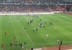 Altınordulu futbolcuya sahada saldırı